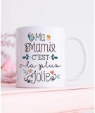Mug en céramique blanche avec le message "Ma mamie c'est la plus jolie". Illustré par la créatrice française Créa-bisontine.