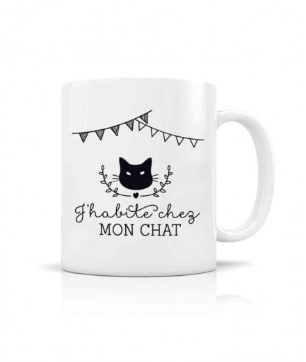 Mug en céramique blanche avec le message "J'habite chez mon chat". Illustré par la créatrice française Créa-bisontine.