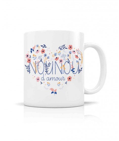 Mug en céramique blanche avec le message "Nounou d'Amour" accompagné de petites fleurs. De la créatrice Créa-bisontine.