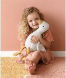 Peluche en forme d'oie et mesurant 30 cm de hauteur. De la marque pour enfants, Little Dutch. Collection Little Goose.