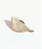 Pin's doré à l'or fin 24 carats en forme de petit oiseau. Fabriqué en France par la marque Titlee.