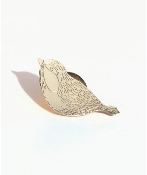 Pin's doré à l'or fin 24 carats en forme de petit oiseau. Fabriqué en France par la marque Titlee.