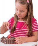 Gâteau au chocolat en bois de la marque de jouets Le Toy Van. Adapté pour les enfants de plus de 3 ans.
