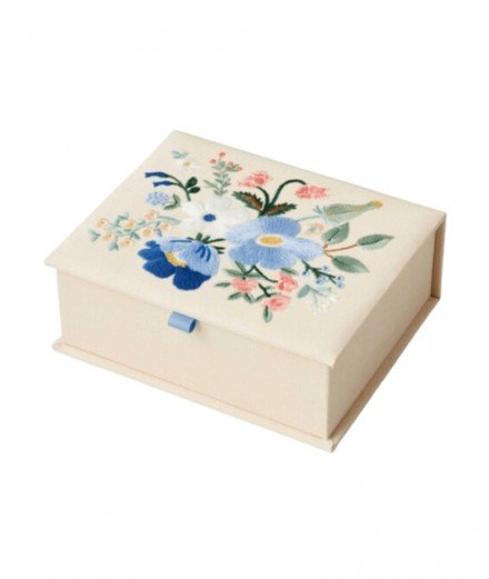 Boîte à souvenirs en tissu brodé de l'imprimé floral Garden Party Blue de la marque Rifle Paper Co