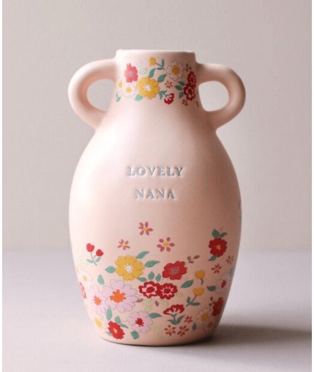 Vase en céramique avec le message "Lovely Nana" et un imprimé floral délicat.