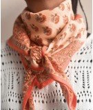 Grand foulard Fleurs indiennes Dahlia Pink de la marque française Bonheur du Jour
