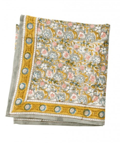 Grand foulard avec des imprimés floraux de la marque Bonheur du Jour. Fabriqué en Inde en 100% coton selon les techniques du blo