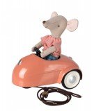Petite voiture couleur corail adaptée pour les souris Maileg.