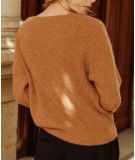 Pull Malaly couleur camel de La Petite Etoile. Encolure en V et emmanchures basses. Coupe ample.