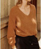 Pull Malaly couleur camel de La Petite Etoile. Encolure en V et emmanchures basses. Coupe ample.