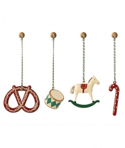 Coffret de décorations de Noël de la marque Maileg. Il contient : 1 tambour, 1 bretzel, 1 cheval à bascule et 1 sucre d'orge