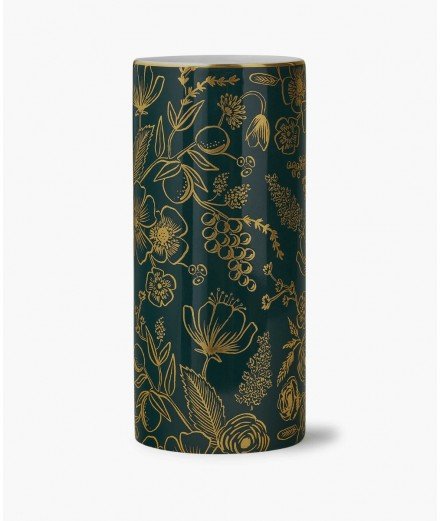 Vase en porcelaine Colette de la marque Rifle Paper Co. Imprimé fleuri doré sur un fond vert foncé.