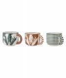 Set de tasses Carim réalisées à la main par la marque Bloomingville. Motifs : mains et rayures.