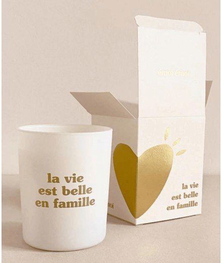 Bougie La vie est belle en famille de la marque Emoi Emoi. Fabriquée en France à partir de cire de coco et de soja.
