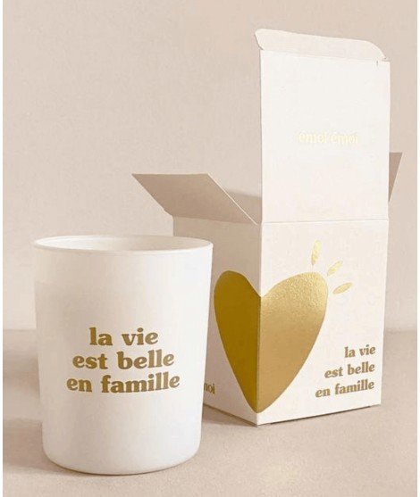 Bougie La vie est belle en famille de la marque Emoi Emoi. Fabriquée en France à partir de cire de coco et de soja.