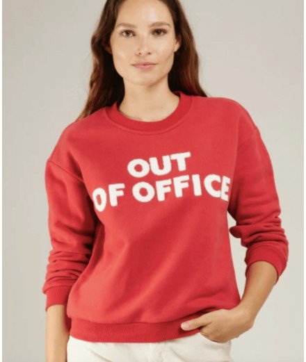 Sweat rouge avec le message "Out of Office" en broderie bouclettes.