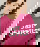 Sweat avec le message "Out of Office" en broderie bouclettes. De la marque Andy & Lucy.