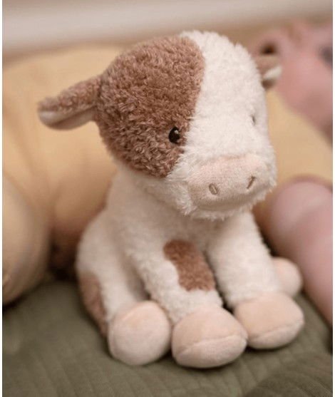 Petite peluche en forme de veau réalisée par la marque pour enfants, Little Dutch.