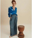 Cardigan en coton bio logique avec des Fleurs en motif sur un fond bleu indigo. De la marque Emile & Ida