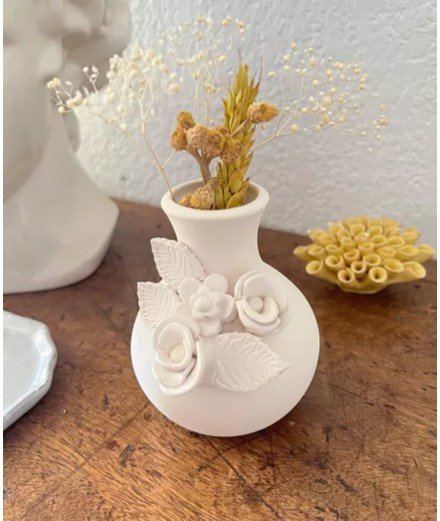Petit vase fleuri en argile naturelle, façonnée à la main en France.
