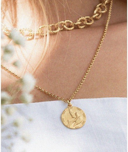 Collier Médaille représentant une Colombe d'inspiration antique. Réalisé en laiton doré à l'or fin 24 carats par la marque Bacci