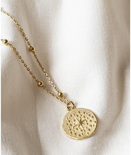 Collier Médaille représentant une délicate étoile. Réalisé en laiton doré à l'or fin 24 carats par la marque Bacci