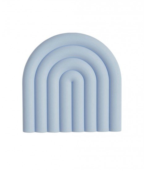 Dessous de plat en silicone Arc-en-ciel couleur bleu pâle. De la marque Oyoy.