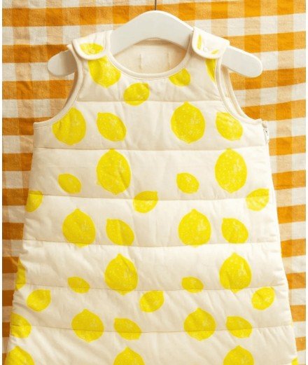 Gigoteuse en coton biologique et avec des Citrons jaunes en motif. De la marque Holi & Love