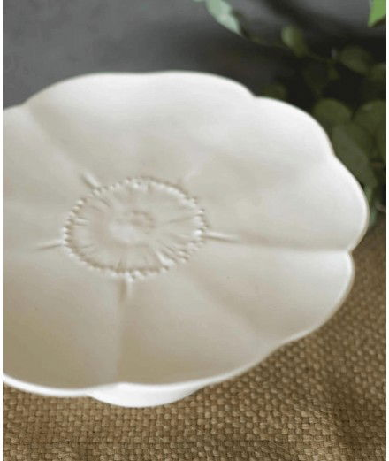 Plat à gâteau sur pied Fleur blanche réalisé artisanalement en céramique au Portugal.