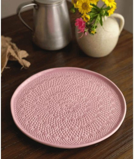 Plat en céramique Crochet rose réalisé artisanalement au Portugal.