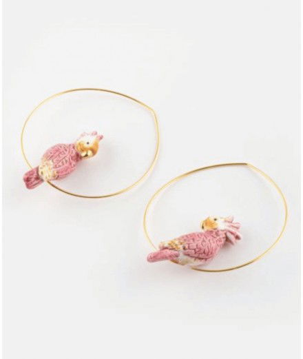 Boucles d'oreilles créoles Cacatoès rose en porcelaine de la marque française Nach.