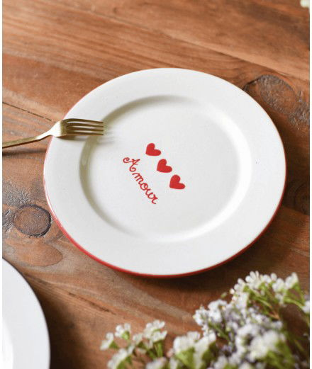 Assiette Amour et coeurs rouges de la marque Maison Roussot. Fabriquée et peint à la main en France.