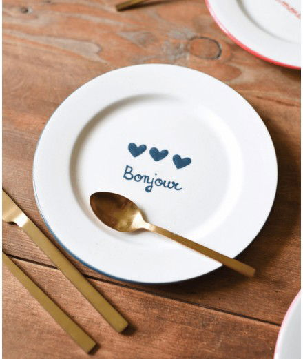 Assiette Bonjour et coeurs bleus de la marque Maison Roussot. Fabriquée et peint à la main en France.