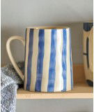 Mug en grès Begonia avec un motif rayé Bleu. De la marque Bloomingville.