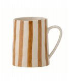 Mug en grès Begonia avec un motif rayé couleur Caramel. De la marque Bloomingville.