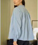 Blouse Tanina bleue réalisée en coton.