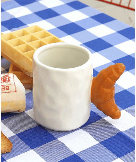 Mug en céramique Croissant de la marque française Fluid Market.