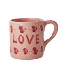 Mug en porcelaine rose avec le mot "Love" peint à la main au Portugal. De la marque danoise Rice.