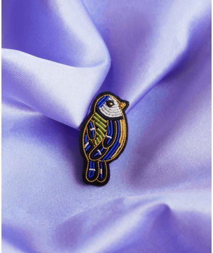 Broche Mésange brodée à la main en fils de cannetille et réalisée par la marque française Malicieuse.