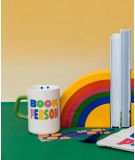 Mug Book Person au design coloré. 350 mL de contenance.