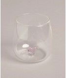 Verre avec un délicat petit coeur rose réalisé en 3D.