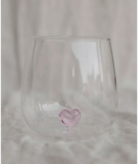 Verre avec un délicat petit coeur rose réalisé en 3D.