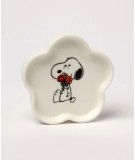 Coupelle en porcelaine Snoopy tenant un bouquet de fleurs.