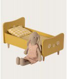 Lit en bois jaune pour lapin de la jolie marque Maileg