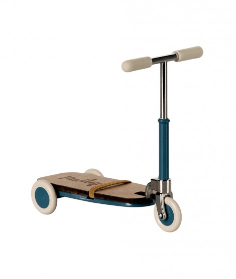 Trottinette miniature bleu pour les petites souris Maileg